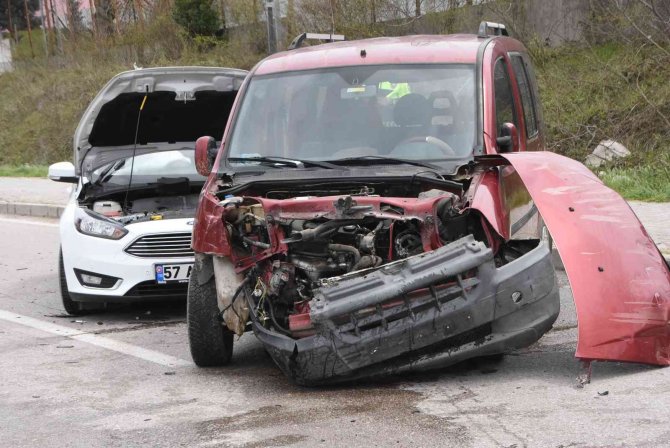 Ters Şeritten Çıkan Araçla Kafa Kafaya Çarpıştı: 1 Yaralı