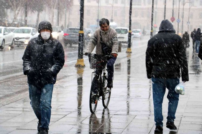Sivas’ta Nisan Ortasında Lapa Lapa Kar Yağdı