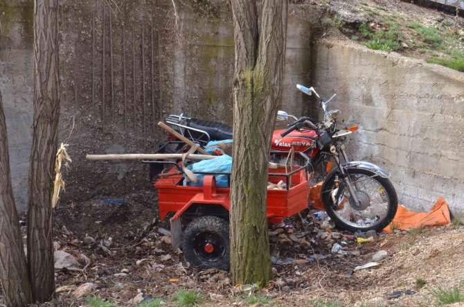 3 Metrelik Boşluğa Düşen Motosikletteki Karı-koca Yaralandı