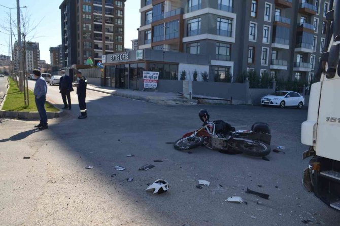 Tekirdağ’da Motosikletin Tankerle Kafa Kafaya Çarpıştığı Kaza Kamerada