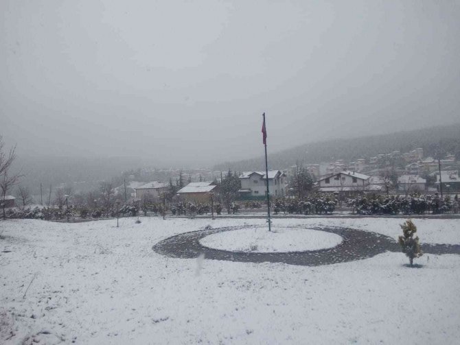 Niksar’a “Nisan Karı” Yağdı!