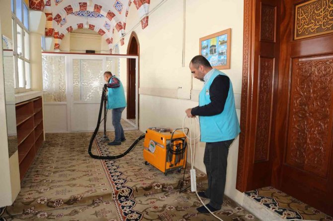 Toroslar’da Camiler Temizleniyor