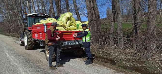 Traktör Sürücülerine Reflektör Dağıtımı Yapıldı