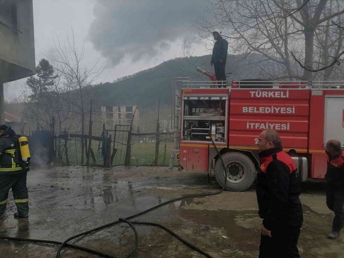 Türkeli’de Üç Katlı Evde Yangın Çıktı