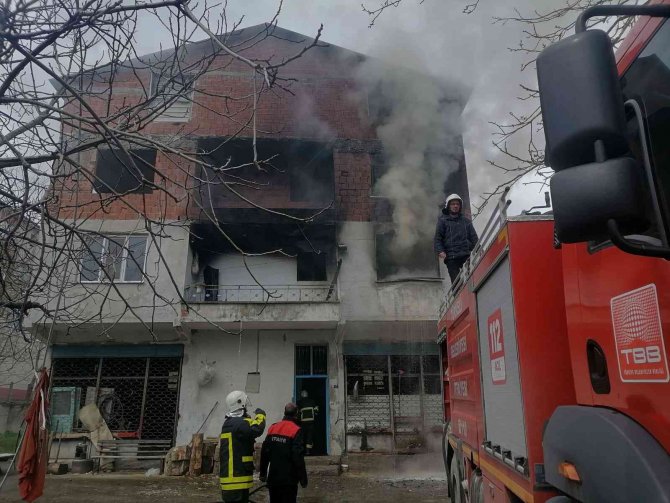 Türkeli’de Üç Katlı Evde Yangın Çıktı