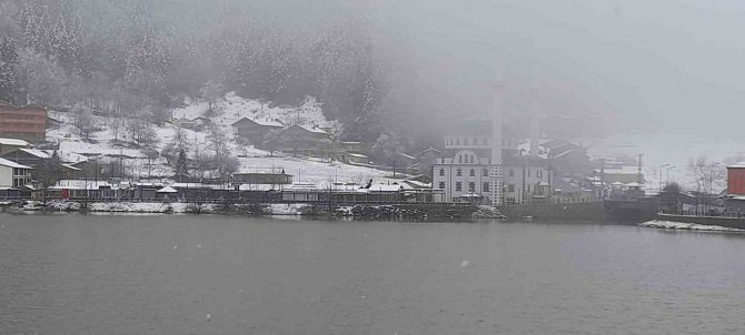 Uzungöl’de Nisan Ayında Kar Süprizi