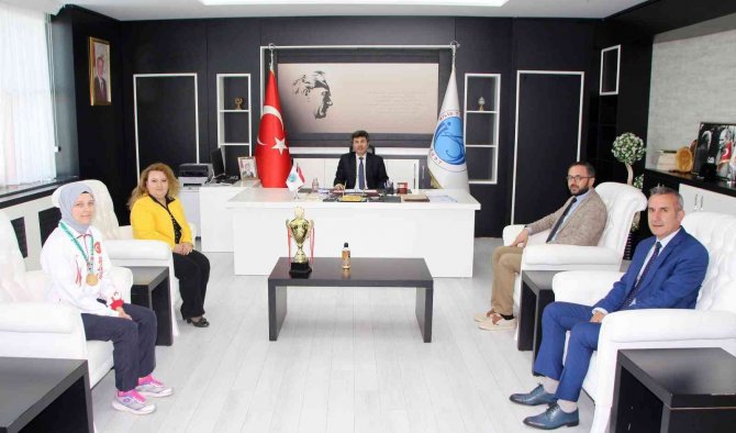 Dünya Şampiyonu Üniversite Öğrencisinden Rektör Karacoşkun’a Ziyaret