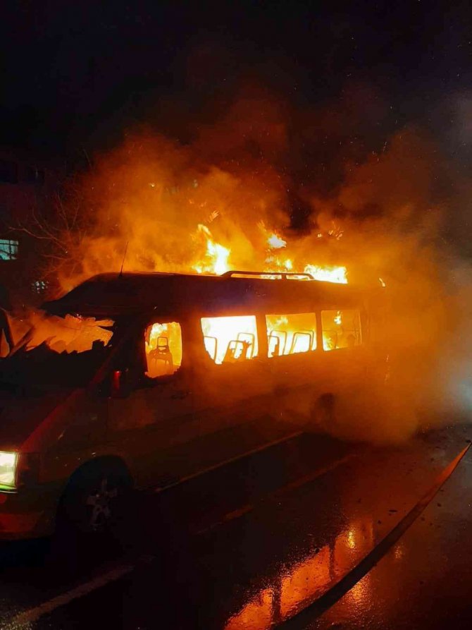 Yalova’da Yolcu Minibüsü Alev Alev Yandı