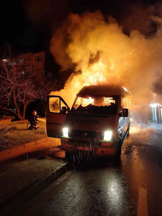 Yalova’da Yolcu Minibüsü Alev Alev Yandı
