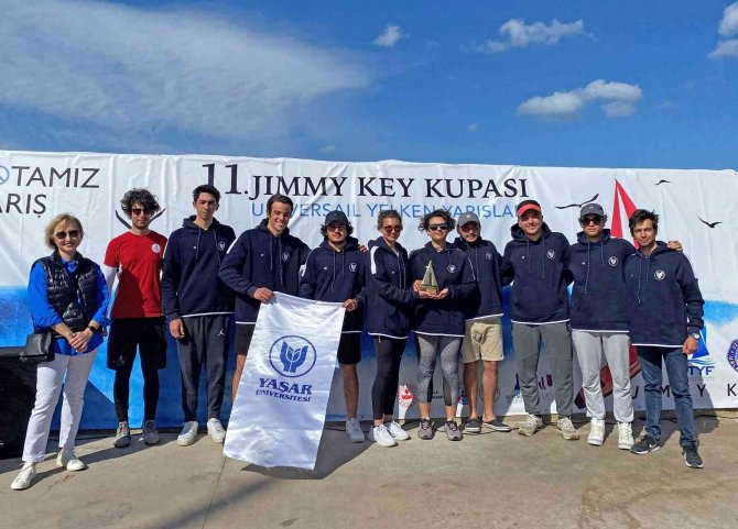 Birincilik Yaşarlı Yelkencilerin