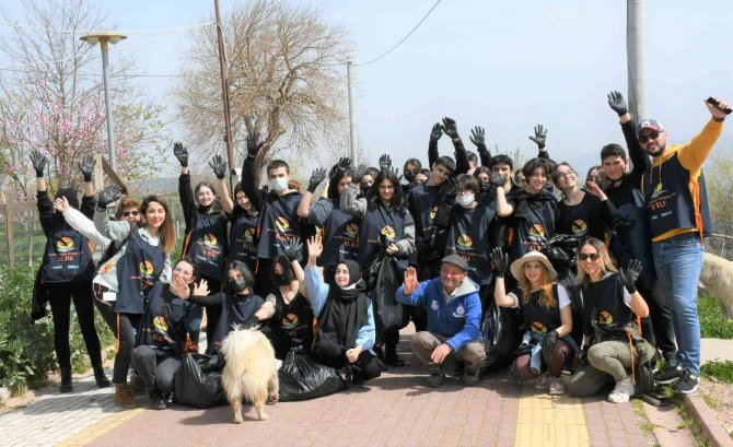 Gönüllü Öğrenciler, Leyleklerin Yaşam Alanlarını Temizledi