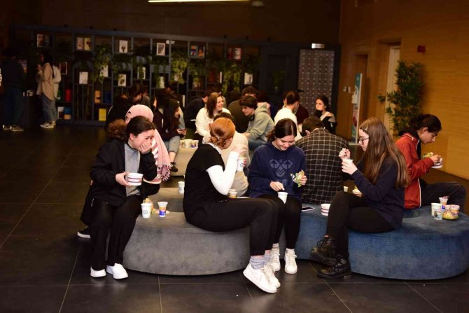 Ders Çalışmak Öğrencilerden İftar Ve Sahur Belediyeden