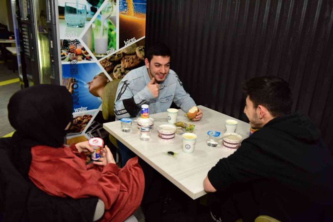 Ders Çalışmak Öğrencilerden İftar Ve Sahur Belediyeden