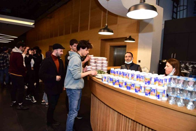 Ders Çalışmak Öğrencilerden İftar Ve Sahur Belediyeden