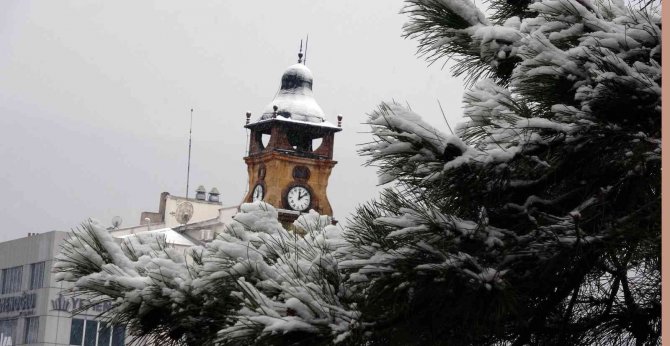 Yozgat’ta Nisan Ayında Kar Yağışı Etkili Oldu