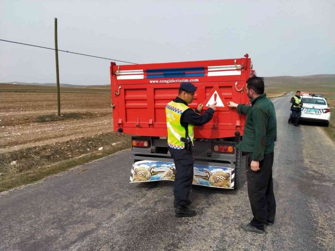 Traktör Sürücülerine Reflektör Dağıtımı Yapıldı