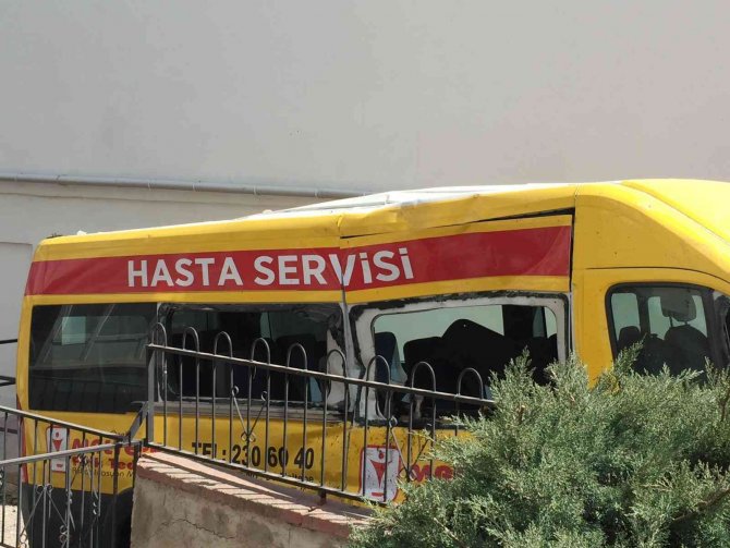 Başkent’te Freni Patlayan Dolmuşun Kaza Anı Güvenlik Kameralarına Yansıdı
