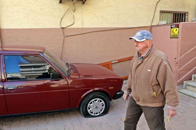 Park Halindeki Otomobillerin Lastiklerini Bıçakla Patlatıp Kaçtılar