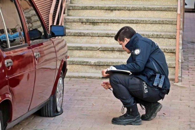 Park Halindeki Otomobillerin Lastiklerini Bıçakla Patlatıp Kaçtılar