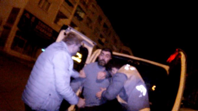 Arkadaşını Alkol Kontrolünden Kurtarmak İçin Polise Bıçak Çekti