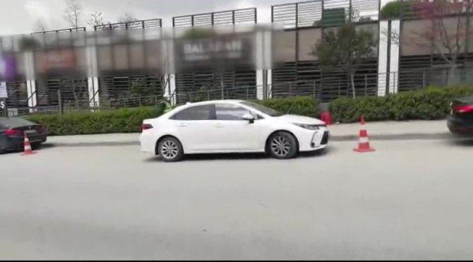 Ataşehir’de Dubalarla Kendisine Park Alanı Yapan Değnekçi Yakalandı