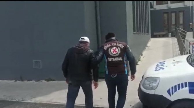Ataşehir’de Dubalarla Kendisine Park Alanı Yapan Değnekçi Yakalandı