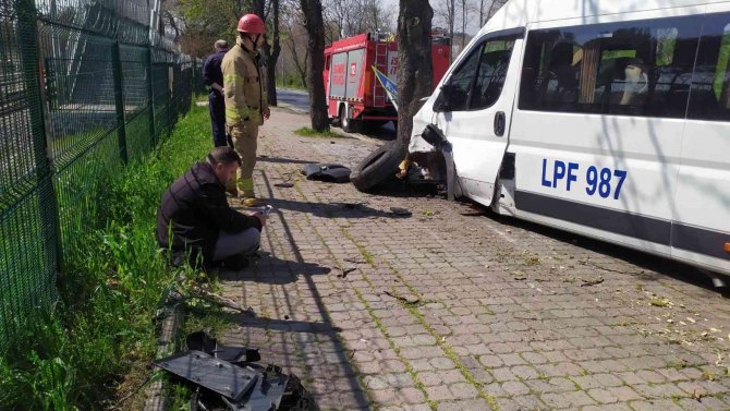 Bakırköy’de Servis Aracı Ağaca Çarptı: 1 Yaralı