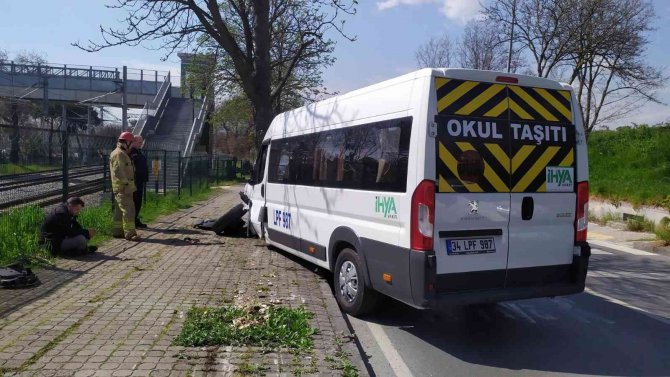 Bakırköy’de Servis Aracı Ağaca Çarptı: 1 Yaralı