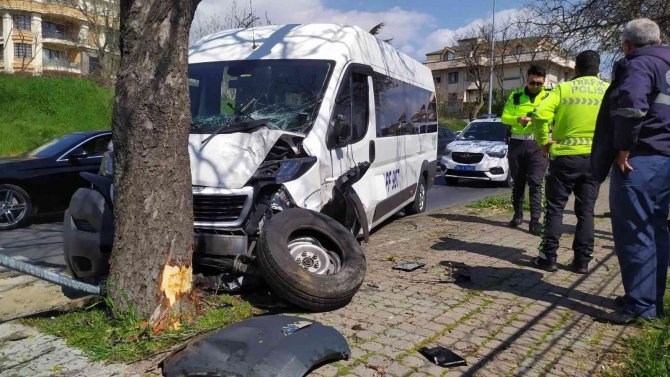 Bakırköy’de Servis Aracı Ağaca Çarptı: 1 Yaralı