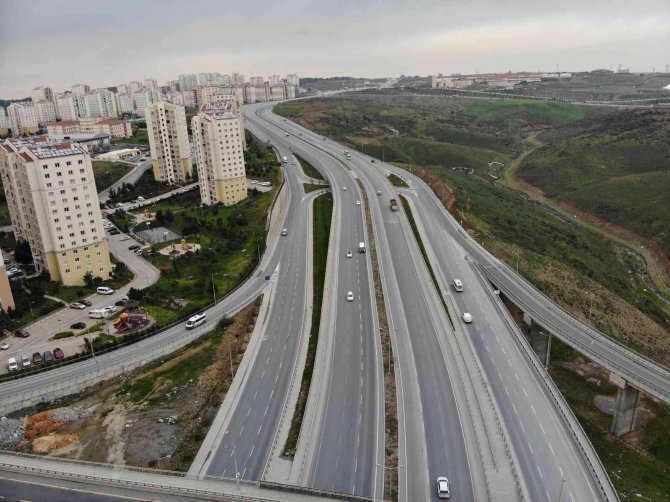 Başakşehir’de Otoyola Kaçak Döküm Yapan Hafriyat Kamyonları Kamerada