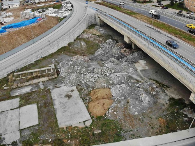 Başakşehir’de Otoyola Kaçak Döküm Yapan Hafriyat Kamyonları Kamerada