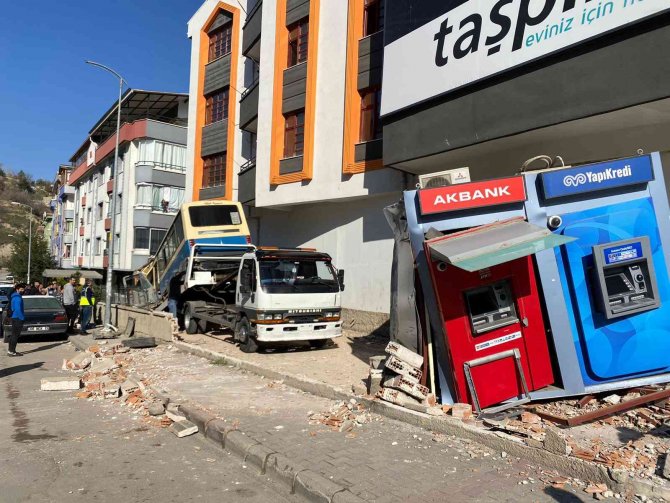 Başkent’te Freni Patlayan Dolmuş Atm’lere Daldı