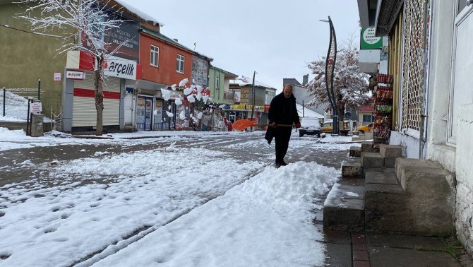 O İlçeye Bahar Bir Türlü Gelmedi: Nisan Ortasında Kar Geri Geldi