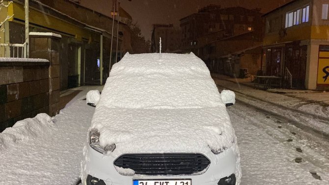Karlıova Beyaza Büründü, Kar Kalınlığı 5 Santimetreyi Geçti