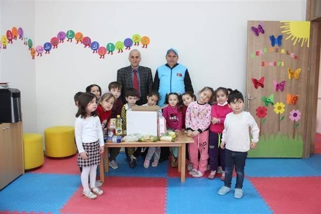 Harçlıklarını Biriktiren Çocuklar İhtiyaç Sahiplerine Gıda Kolisi Hazırladı