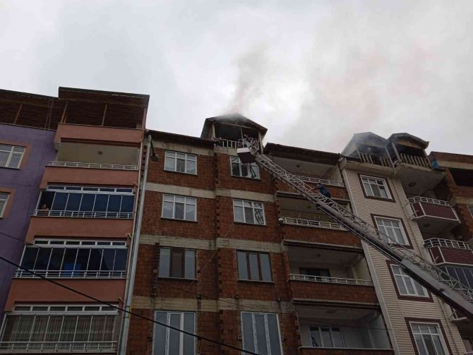Çatı Katındaki Yangın İtfaiye Ekiplerince Söndürüldü