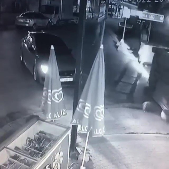 Çekmeköy’de Otomobil İle Çarpışan Hafif Ticari Araç Devrildi