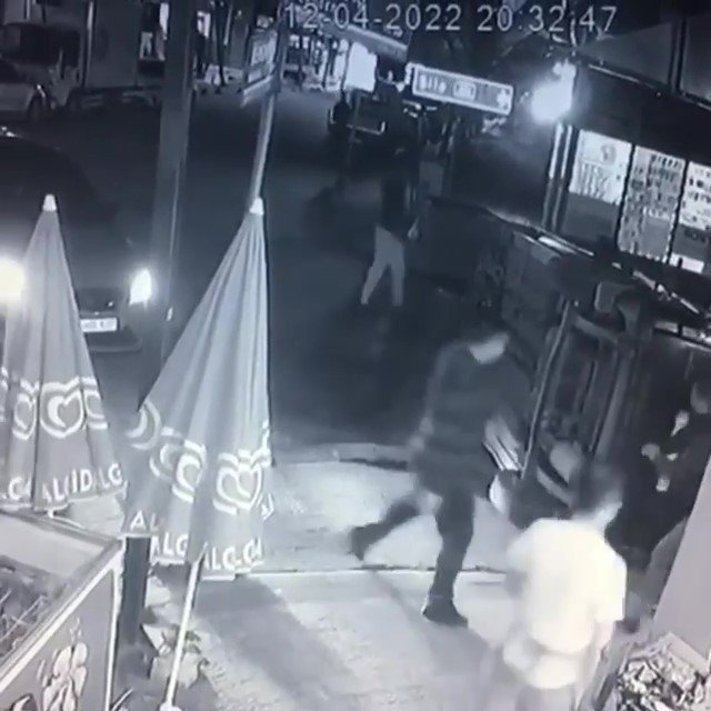 Çekmeköy’de Otomobil İle Çarpışan Hafif Ticari Araç Devrildi