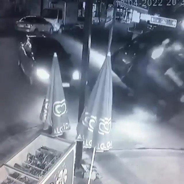 Çekmeköy’de Otomobil İle Çarpışan Hafif Ticari Araç Devrildi