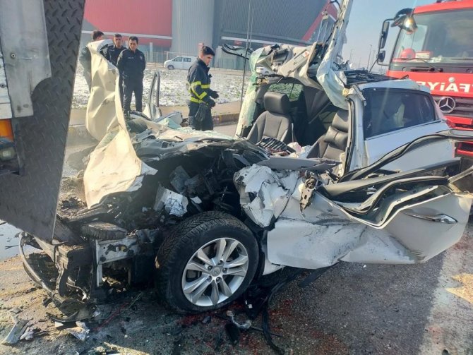 Otomobil Kamyona Çarptı: 3 Yaralı