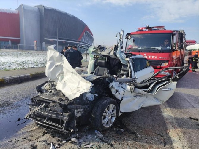 Otomobil Kamyona Çarptı: 3 Yaralı