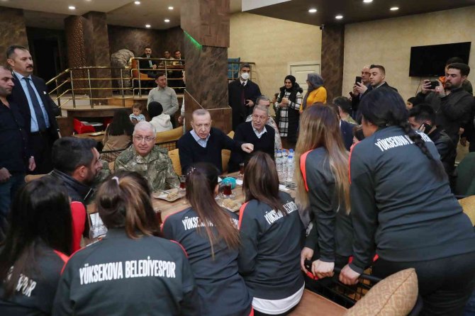 Cumhurbaşkanı Erdoğan, Yüksekova’da Vatandaşlarla Sohbet Etti