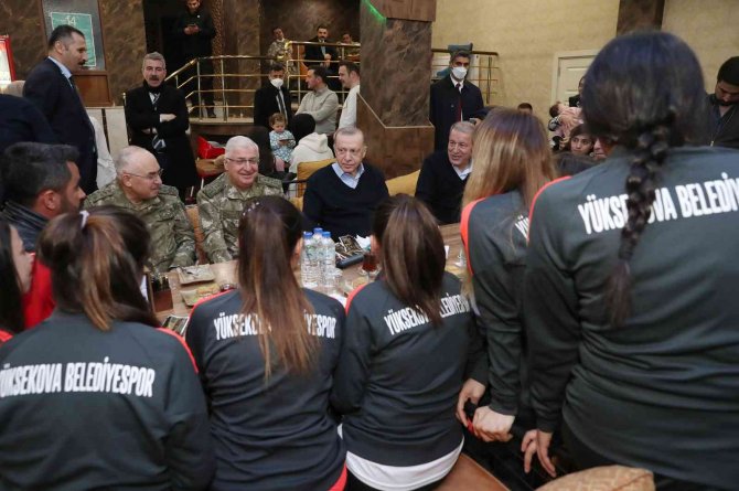 Cumhurbaşkanı Erdoğan, Yüksekova’da Vatandaşlarla Sohbet Etti