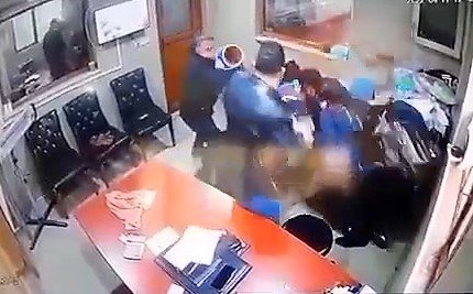 Kendisini İşten Çıkaran Patronun Yüzüne Asit Attı