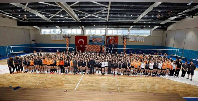 Faruk Eczacıbaşı, Geleceğe Smaç Turnuvası’nda Genç Voleybolcularla Bir Araya Geldi
