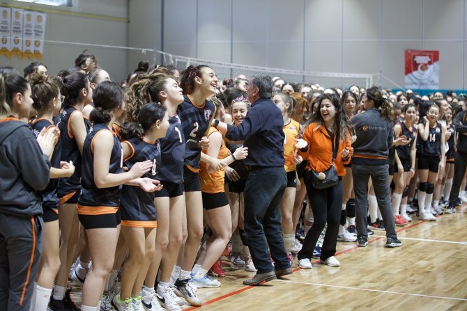 Faruk Eczacıbaşı, Geleceğe Smaç Turnuvası’nda Genç Voleybolcularla Bir Araya Geldi