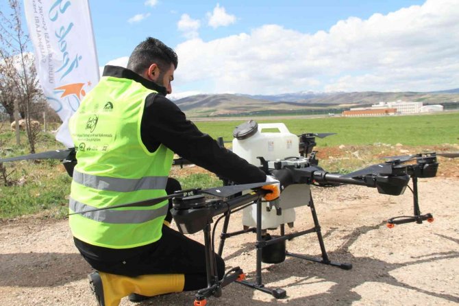 Türkiye’de Bir İlk: Dron İle Ücretsiz İlaçlama