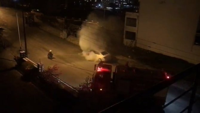 Park Halindeki Araç Alev Topuna Döndü