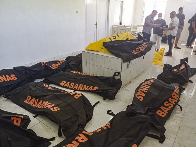 Endonezya’da Kamyon Kazası: 17 Ölü