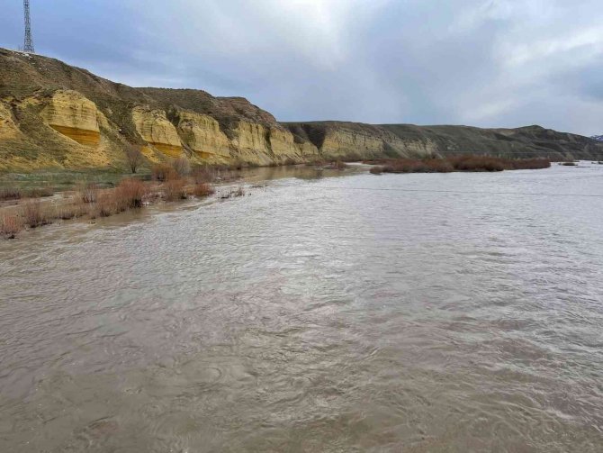 Aras Nehri Karların Erimesi Sonucu Yükseldi